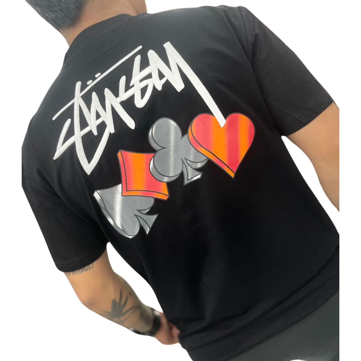 Comprar Camiseta Stussy Suits Playera Hombre. En Onlineshoppingcenterg, encontrarás las mejores opciones para comprar camiseta Stussy Suits playera hombre. Si eres fan de la moda urbana y buscas una prenda de calidad que destaque en tu estilo, la camiseta Stussy es perfecta para ti. A continuación, te contamos todo lo que necesitas saber para elegir la camiseta ideal y realizar tu compra de forma segura.  ¿Por Qué Comprar una Camiseta Stussy para Hombre? Stussy es una marca de ropa reconocida mundialmente por su estilo único y sus diseños urbanos. Las camisetas Stussy son populares por su comodidad y calidad, y son ideales para quienes buscan prendas versátiles y a la moda.  Ventajas de Comprar una Camiseta Stussy Calidad y Comodidad: Las camisetas Stussy están fabricadas con materiales de alta calidad que aseguran comodidad y durabilidad. Diseño Urbano y Actual: Los diseños de Stussy, como el 8 Ball Tee o la camiseta Stussy dados, son icónicos en la moda urbana. Amplia Variedad de Modelos: Desde la camiseta negra Stussy hasta opciones en colores llamativos como la camiseta Stussy amarilla o verde, hay algo para cada estilo. En Onlineshoppingcenterg, puedes explorar una amplia selección de ropa Stussy, incluyendo sudaderas Stussy, chaquetas Stussy, y más, para complementar tu look urbano.  Tipos de Camisetas Stussy para Hombre Camisetas Básicas y Clásicas La basic Stüssy tee es ideal para quienes prefieren un look sencillo pero con estilo. Estas camisetas básicas ofrecen versatilidad y son fáciles de combinar, perfectas para cualquier ocasión casual.